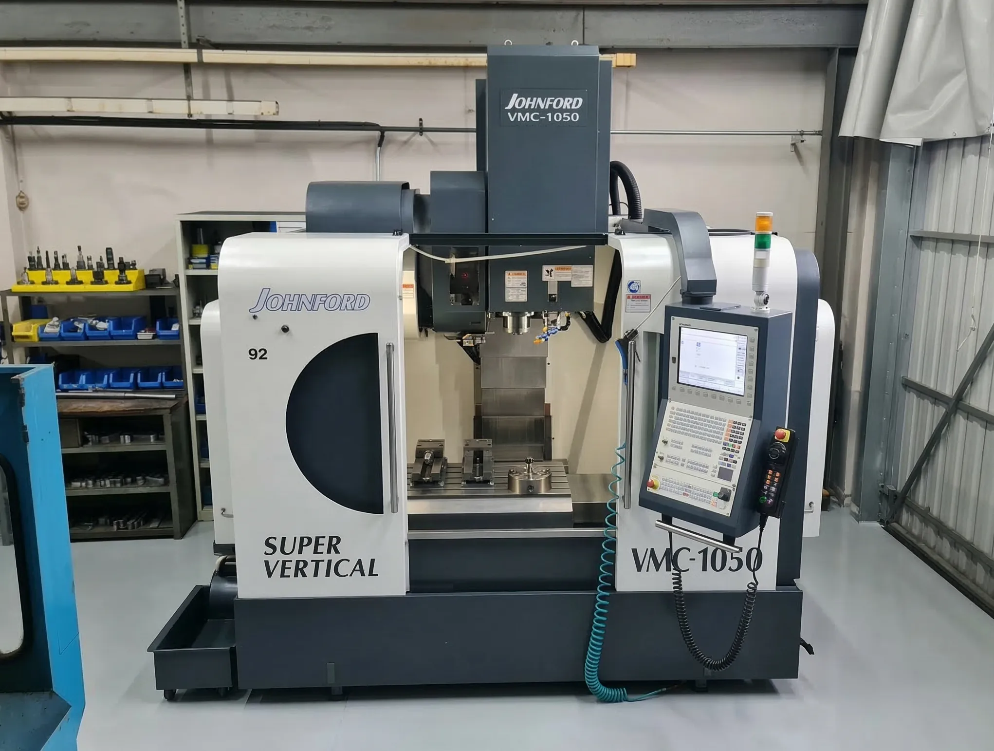 Fresadora CNC vertical Johnford VMC-1050 en taller de mecanizado industrial en Vitoria-Gasteiz