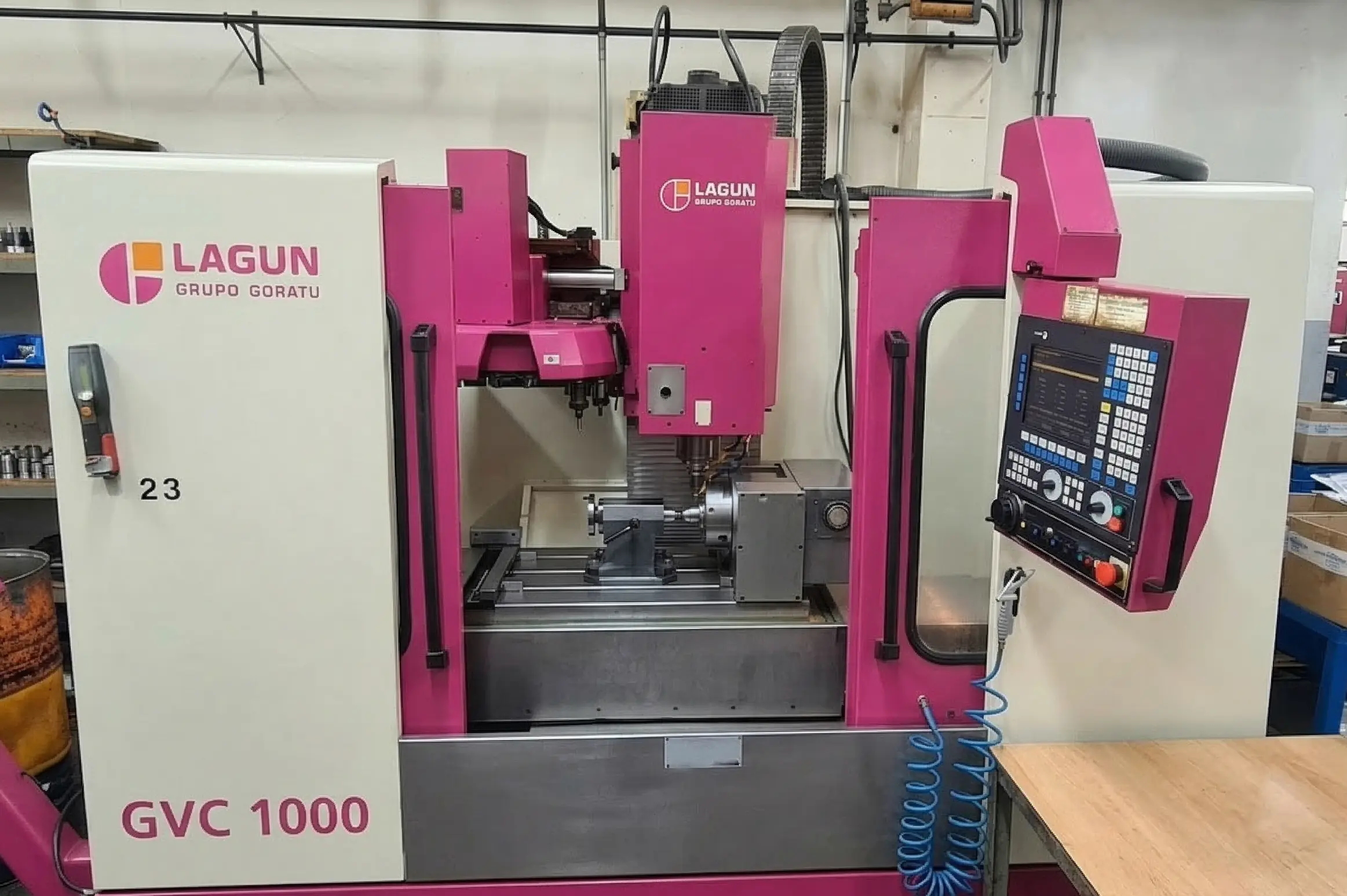Fresadora CNC vertical Lagun GVC 1000 con 4º eje rotativo en las instalaciones de Talleres Gamuar en Vitoria-Gasteiz. Mecanizado de piezas complejas en una sola sujeción.