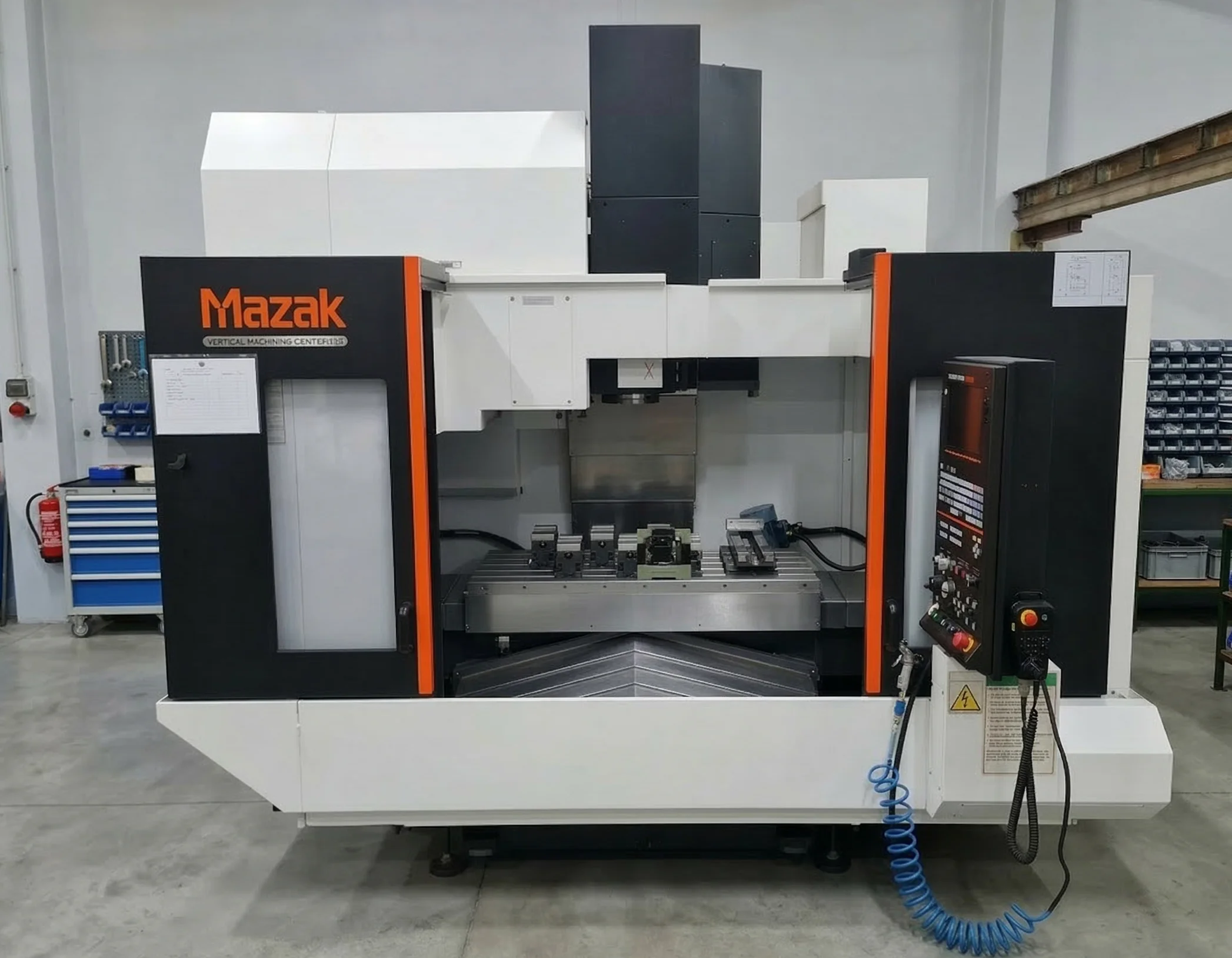 entro de mecanizado vertical Mazak CNC en taller de mecanizado industrial en Vitoria-Gasteiz