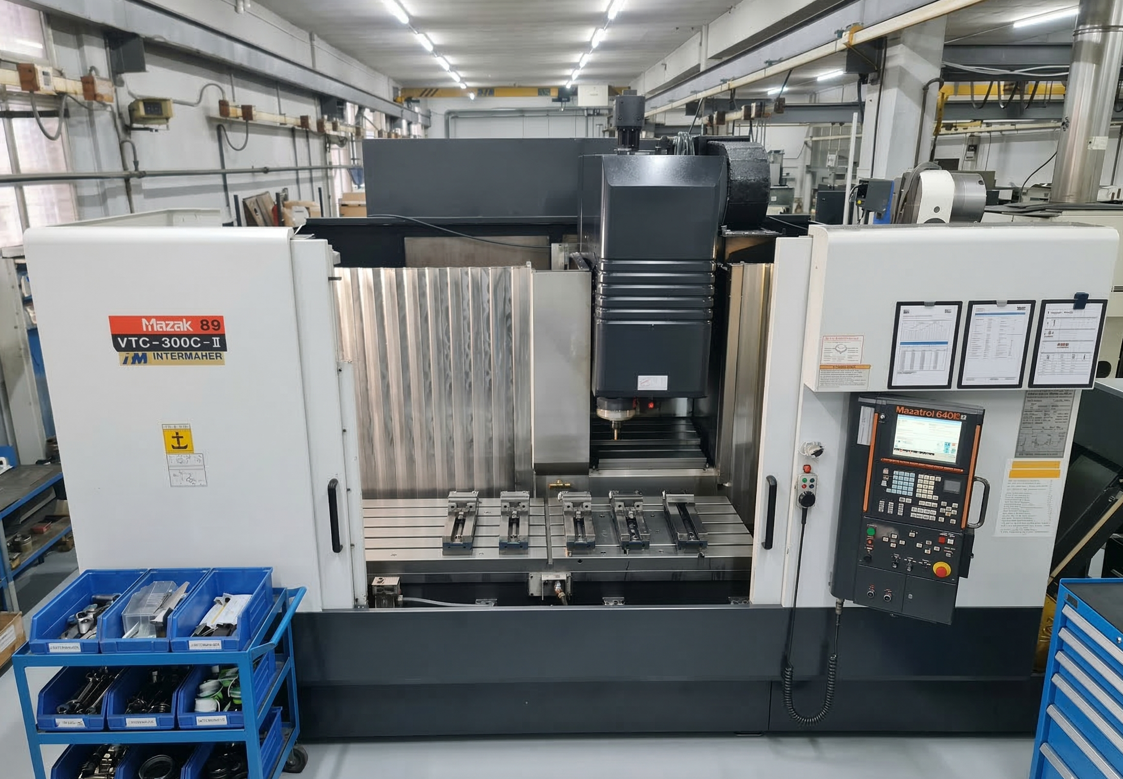 Centro de mecanizado vertical Mazak VTC-300C-II en taller de mecanizado industrial en Vitoria-Gasteiz