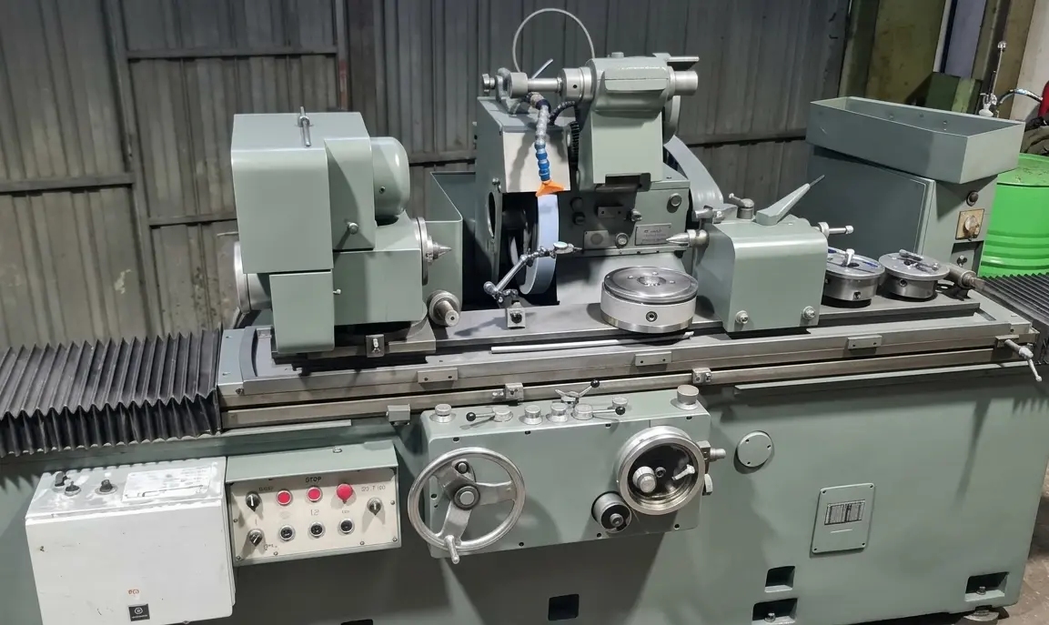 Rectificadora universal Danobat 1200-RP para acabados cilíndricos de alta precisión en piezas industriales.