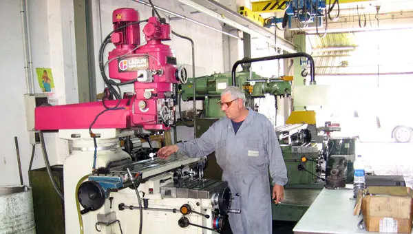 Operario trabajando en fresadora Lagun en el taller de mecanizado industrial de Talleres Gamuar en Vitoria-Gasteiz