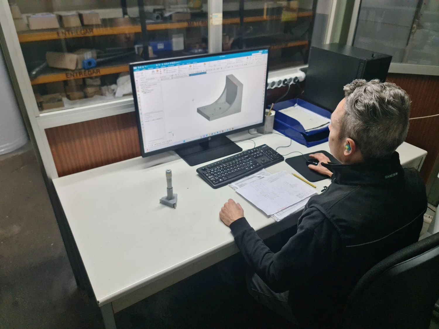 Operario con software de diseño para mecanizado de piezas bajo plano en Talleres Gamuar, Vitoria-Gasteiz