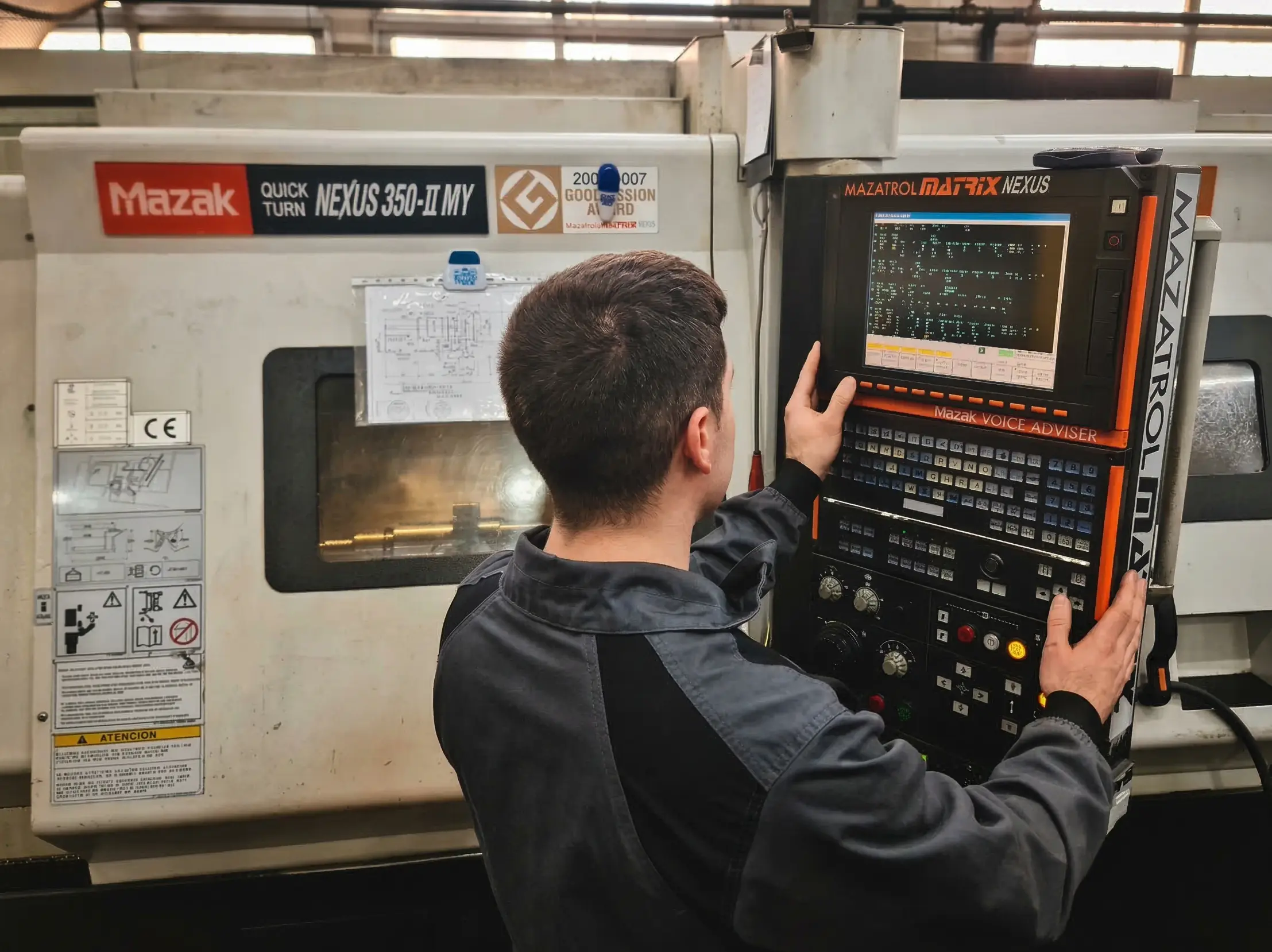 Operario especializado trabajando en máquina de mecanizado CNC en Talleres Gamuar, Vitoria-Gasteiz