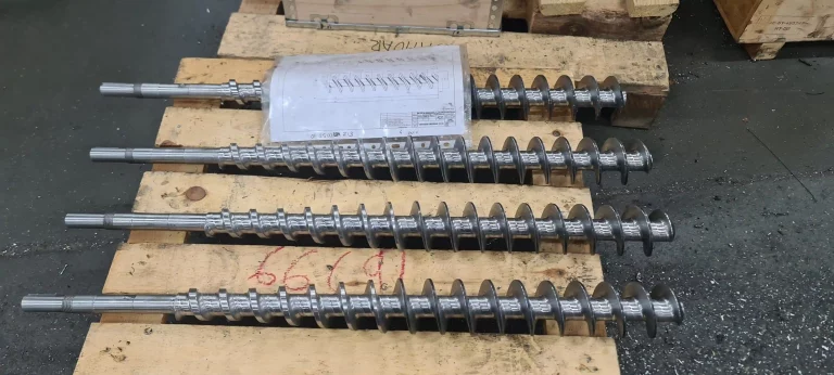 Mecanizado de tornillos sin fin a medida según las especificaciones del cliente
