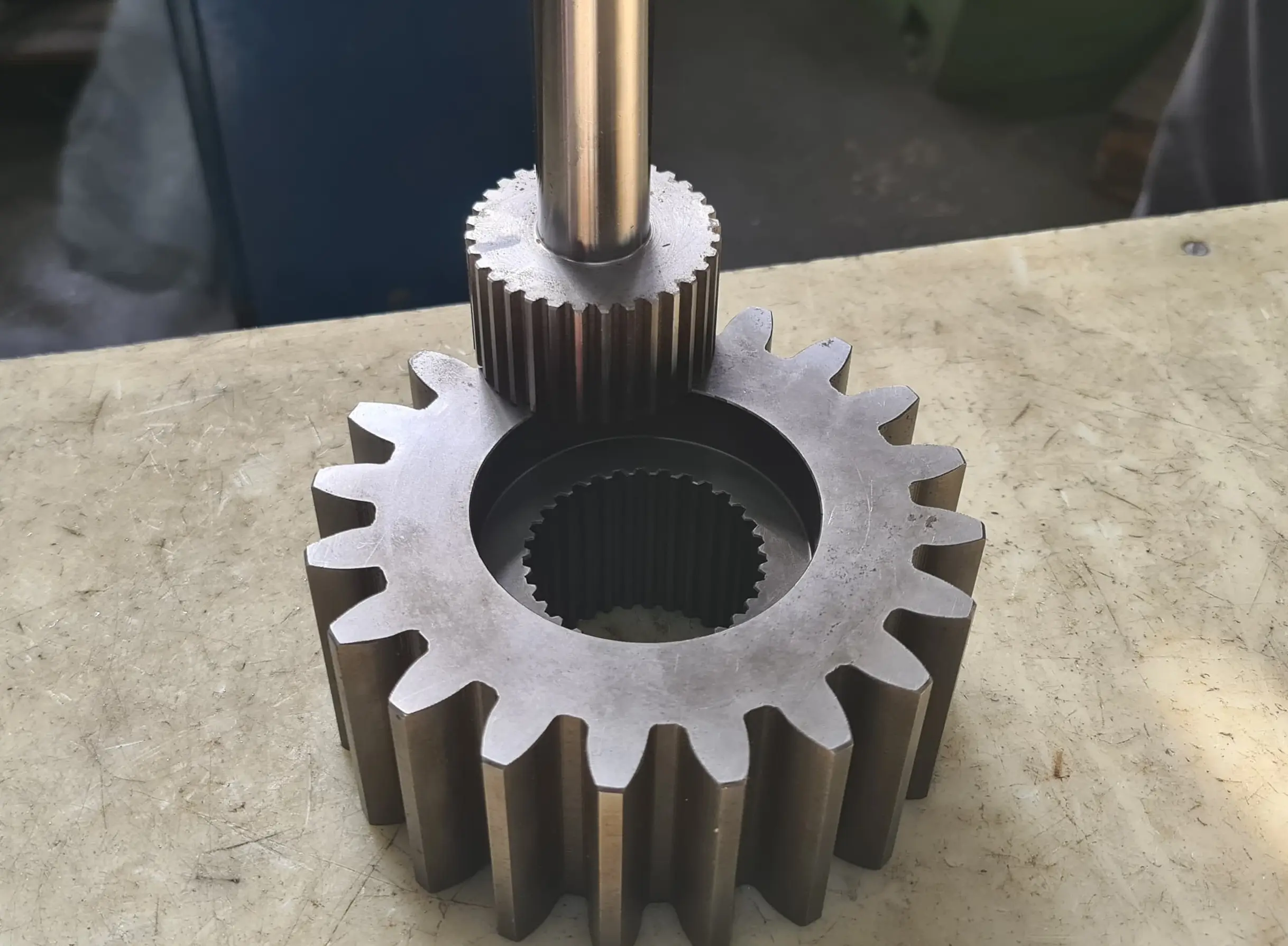 onjunto de engranaje y piñón estriado fabricado con precisión en el taller de mecanizado Talleres Gamuar, Vitoria-Gasteiz