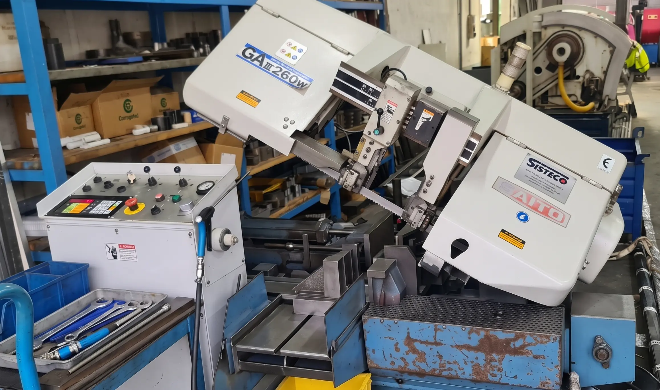 Sierra Daito GA III 260 automática en Talleres Gamuar, máquina de serrado de precisión en Vitoria-Gasteiz